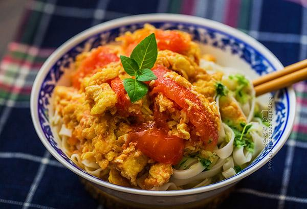 煮好的面条在凉开水里过两次,当然如果不想吃太凉的过一次凉水就可以