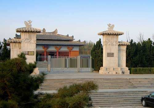 探秘有"东方金字塔"之称的邙山陵墓群