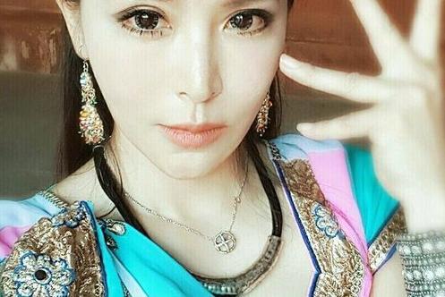 本土剧女演员德馨五官深邃,皮肤白皙,她学习印度舞1年多,还花10万元到