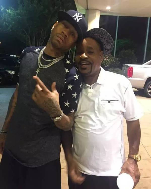 艾弗森和朋友合影,衣服帅气哦.