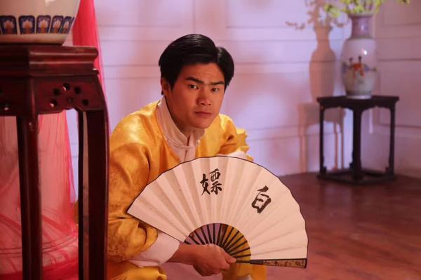 "骚男"笑憋 "僵尸"激动 钱门超苦中作乐