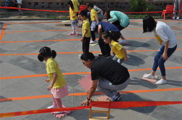 阳光下我们一起成长——幼儿园亲子运动会