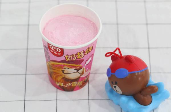 今年奶昔杯换了包装,虽然还是小狮子可比以前笑的更开心了.
