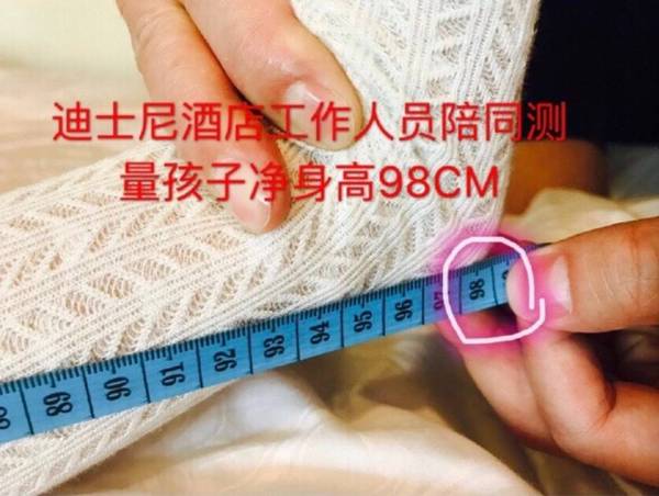 手撕迪士尼却被禁止终身入园,躺平量身高还被网友吐槽,黄小蕾这次输