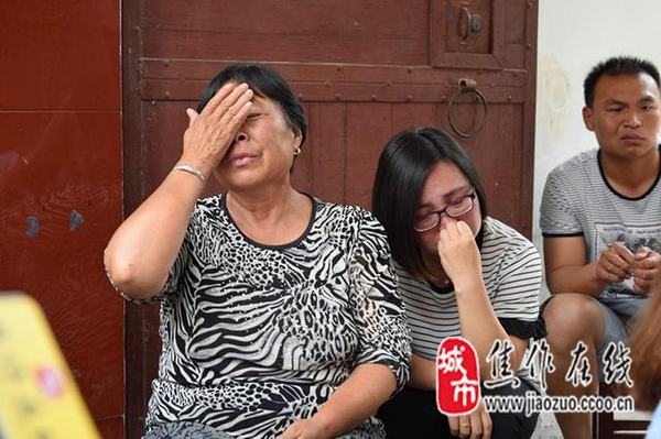 每当回忆起丈夫刚去世的那段日子,刘秀芝老人和其身旁的女儿就满眼泪