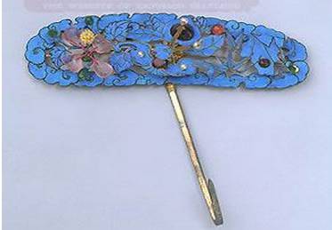 华胜,即花胜,是古代女子的一种花形首饰,通常制成花草的形状插于髻上