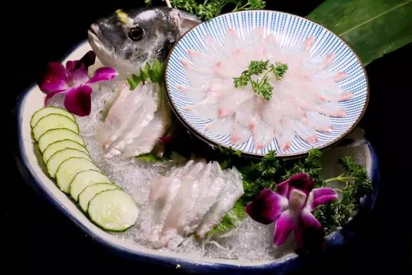 除了和其他海鲜刺身一样可以用芥末酱油,也可以试试加入白砂糖,两种吃