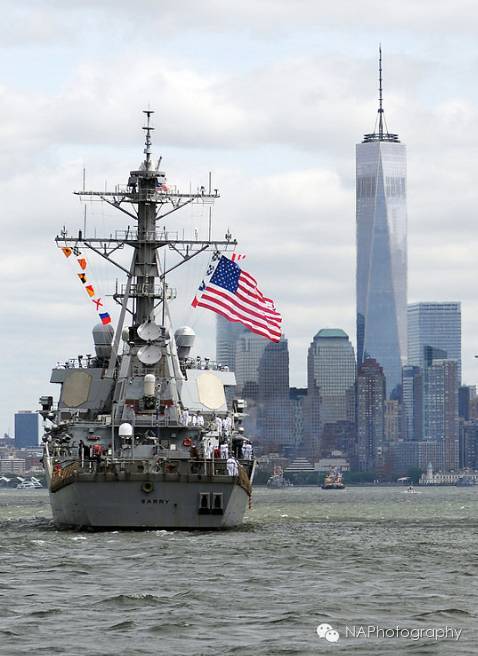 开启纽约舰队周最主要的活动,举行的舰队大游行,paradeofships,从早上