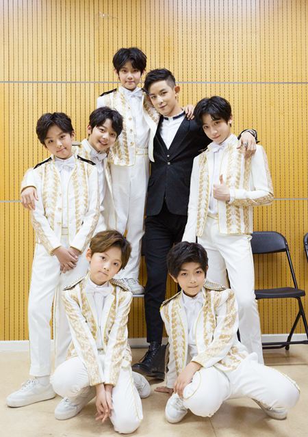 搜狐娱乐讯5月26日,乐华娱乐旗下艺人敖犬携电影《舞出我人生》系列