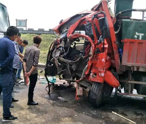 蕭山剛發生的慘烈車禍!因為這個動作,車主的鼻子瞬間就沒有了.