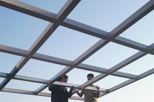 蓝天下的阳光房|偃师工地,屋顶露台阳光房正在施工