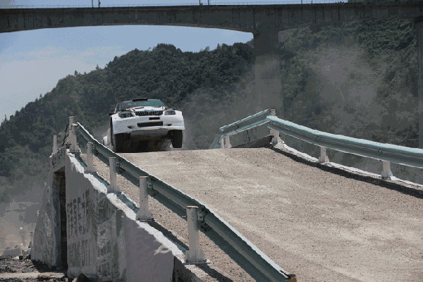 漂移!美女!沙尘暴!星球大战?全都在激情燃烧的三都汽车拉力赛!