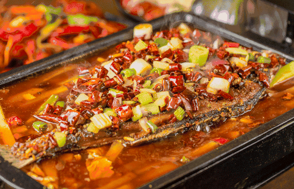 小团圆520套餐包括: 油焖小龙虾 香辣烤鱼(江豚) 凉拌青瓜 凉拌牛 