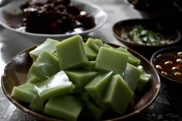 平塘的米豆腐大多为绿色,因此也叫菠菜米豆腐