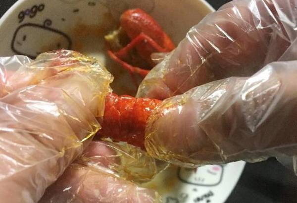 吃小龙虾,你还在用嘴剥壳吗?告诉你一个简单快速去壳法
