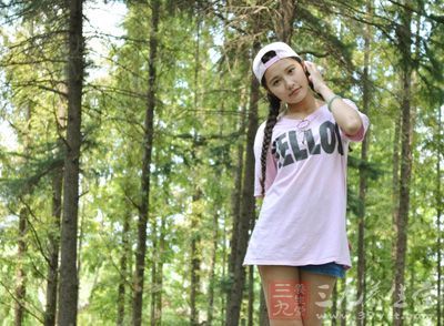 女人后背尾脊椎长有痣预示才学渊博. 所谓龟尾,就是尾脊椎骨.