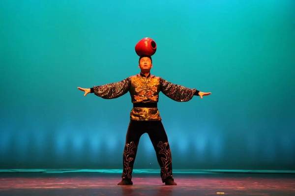 杂技表演顶缸,惊险刺激,妙趣横生,令人不禁屏住呼吸.