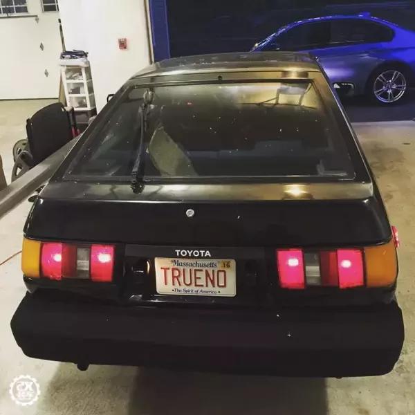 从尾灯,中网到牌照架,扶手箱,甚至还有车标,贴纸,只要是出现在二手件