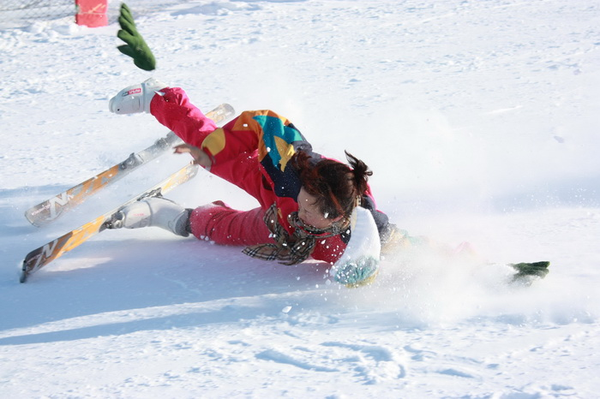 【知识】滑雪危险动作伤人害己 摔跤也是技术活