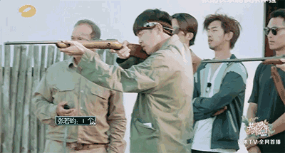除了射击,在射箭环节中,张若昀的姿势也是非常到位的,宋祖儿和江疏影
