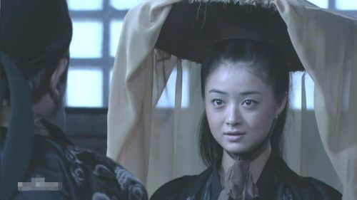 就是在《大脚马皇后》,她饰演吕丽萍演的皇后的四大丫鬟之一,叫秋菊