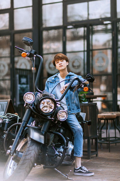 近日,95后小鲜肉熊苏艺曝光一组酷帅机车写真.