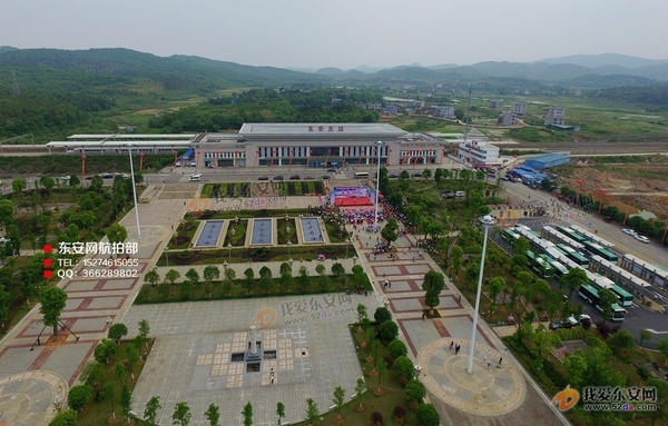 (图/文登峰刘联波阳光e人)5月6日,东安东站前彩旗飘飘,锣鼓喧天,东安