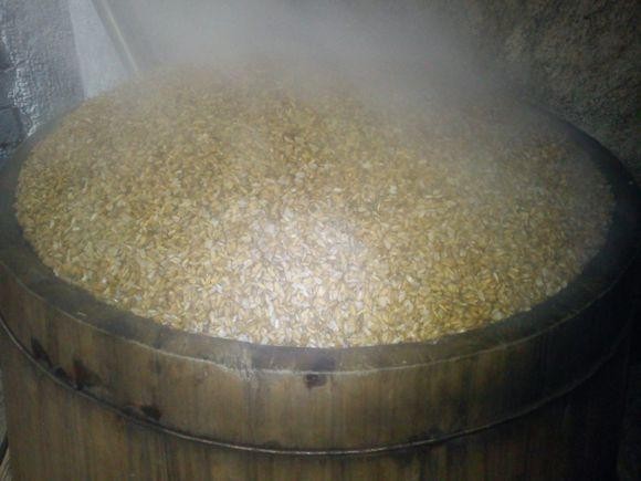 2.蒸谷:酿造谷酒采用传统的方法,采用炉灶加热用甑蒸.