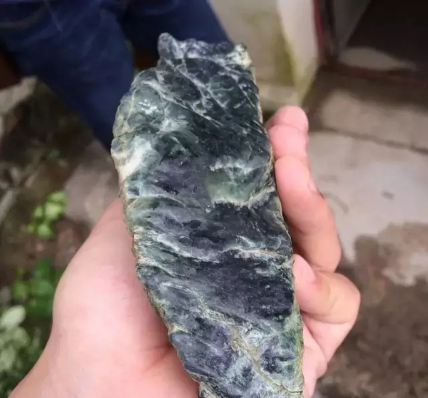 直播墨翠原石切开裂多做不了牌子却逆袭小涨全过程