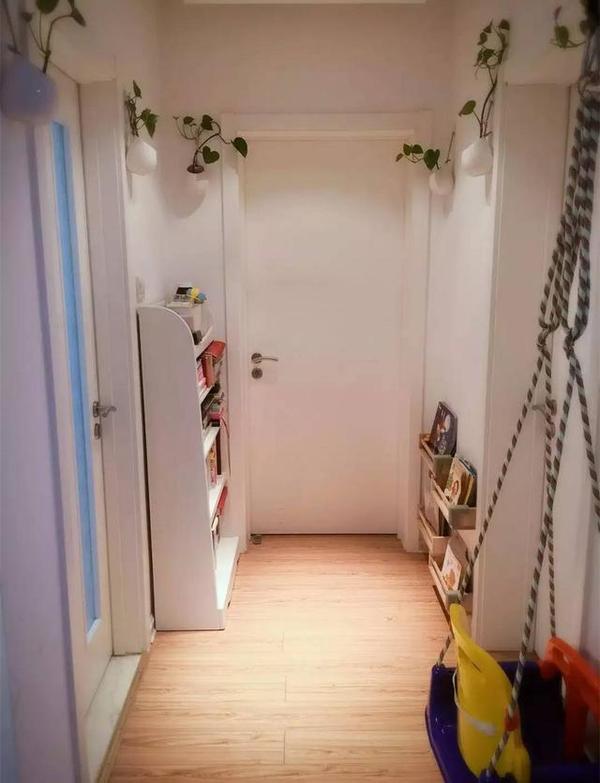 狭窄又单调的走廊,墙面这样装,不仅漂亮而且实用