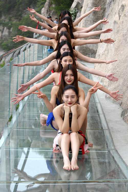 比基尼小姐不走寻常路 悬崖玻璃栈道赤脚走秀练胆