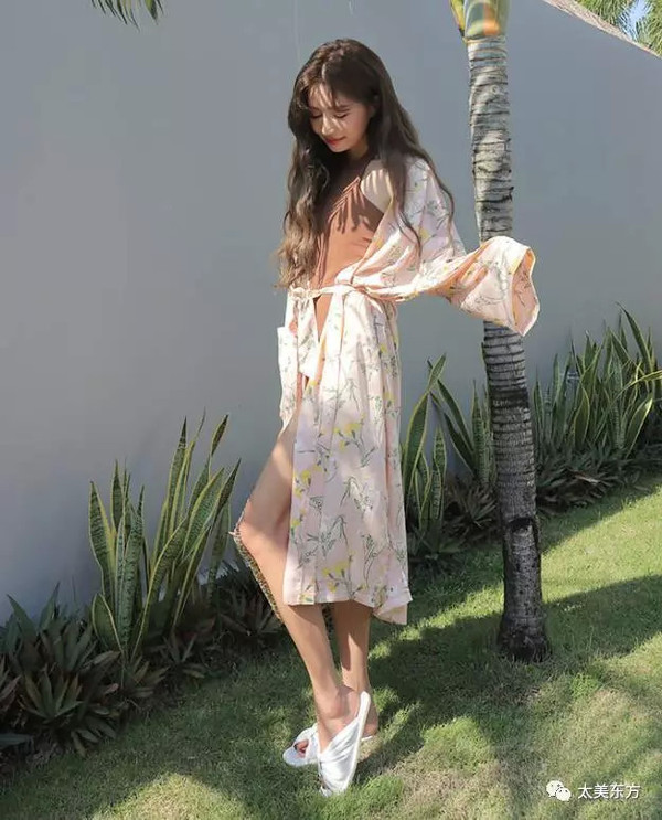 虽然她身高不足170公分,但是匀称的身材比例加之修长的双腿让朴韶拉在