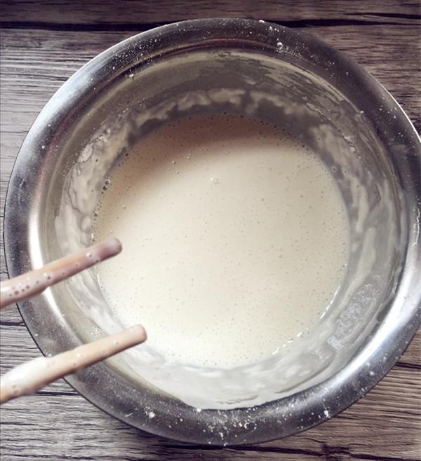 3,调制淀粉糊:取一个干净的大碗,倒入淀粉和清水,搅拌成糊