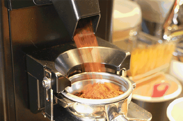 每一杯18g的咖啡粉,研磨得极其细滑,四种咖啡豆的醇香同时散发.