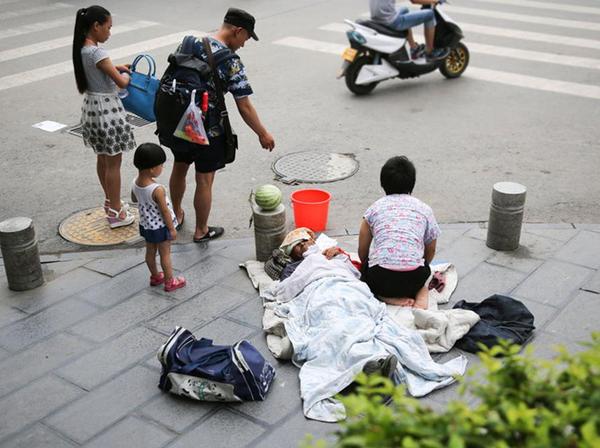 实拍:三个假乞丐的一天,遇到这样的你会施舍吗?