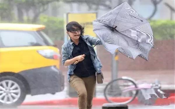 雨天恋上湿衣服,教你怎么搞定她!