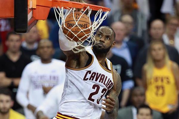 三节战报:詹姆斯杜兰特起冲突 骑士115-96勇士