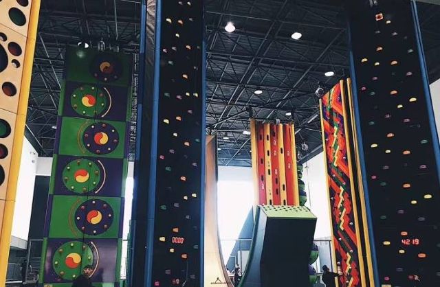 趣味攀岩区 成都in99里这家是主打攀岩,馆内集合了趣味攀岩,抱石