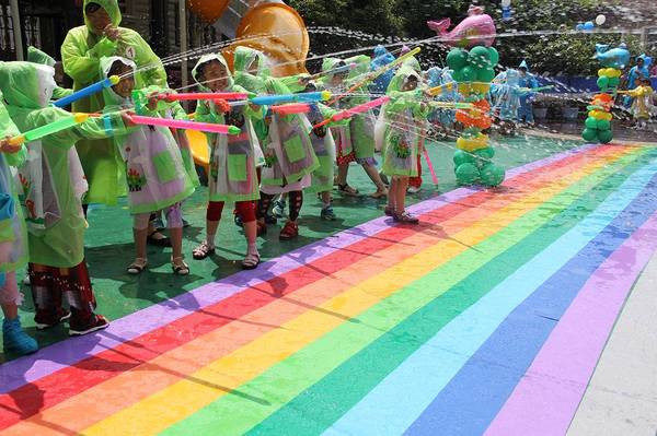 陪孩子们一起过节——蓬街镇中心小学开展庆六一游园活动