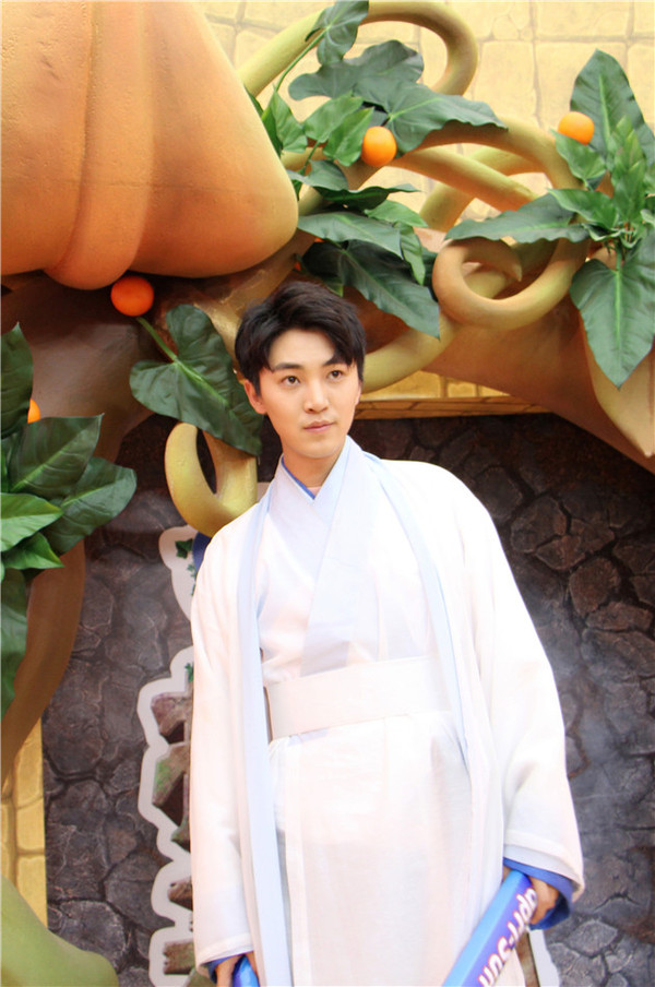 近日,一组代超参与《疯狂的麦咭4》节目录制的花絮照曝光.