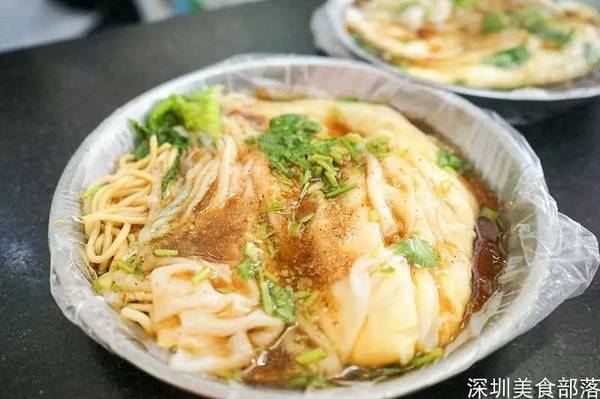 十足,几乎每一口肠粉充满着肉味~ 肠粉里面包着炊面还是第一次吃到,就