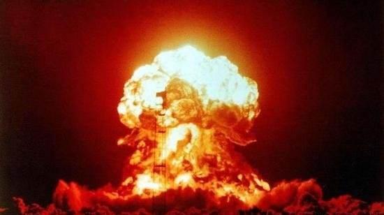 这种炸弹的威力仅次于核弹 但却相隔十万八千里 军事频道 手机搜狐