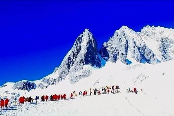 景點門票: 大玉龍景區通票:230元/人(玉龍雪山景區,玉水寨景區,東巴谷