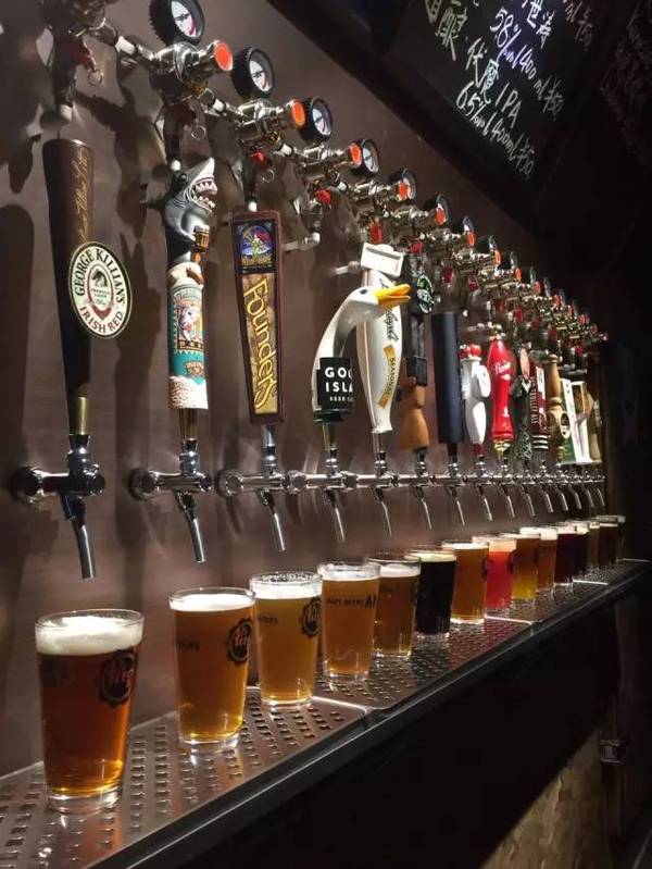 他们将整面墙都改成冷库,引进10多种生啤,就是让大家在和精酿瓶装的