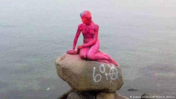 欧洲著名景点遭破坏!丹麦小美人鱼雕像被人泼满红漆!
