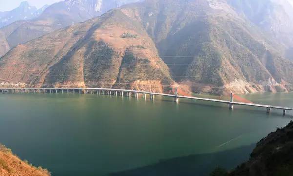 6月5日起雅西高速泥巴山隧道实施交通管制,约40天