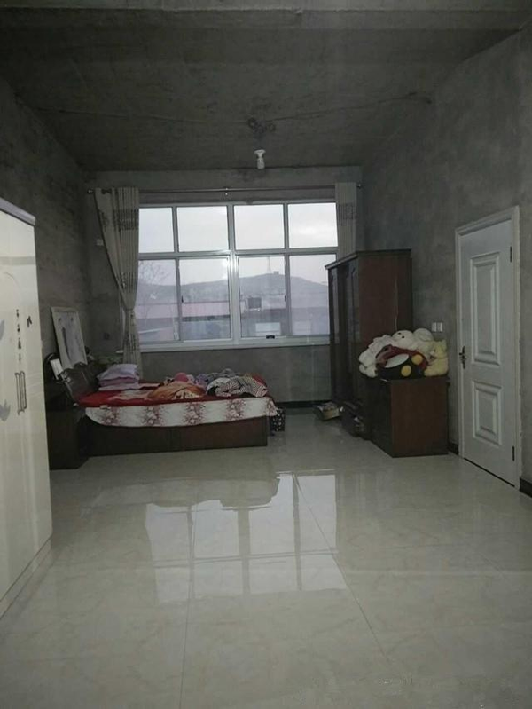 农村堂哥死要面子,新房外表堂皇,一家人住毛坯房