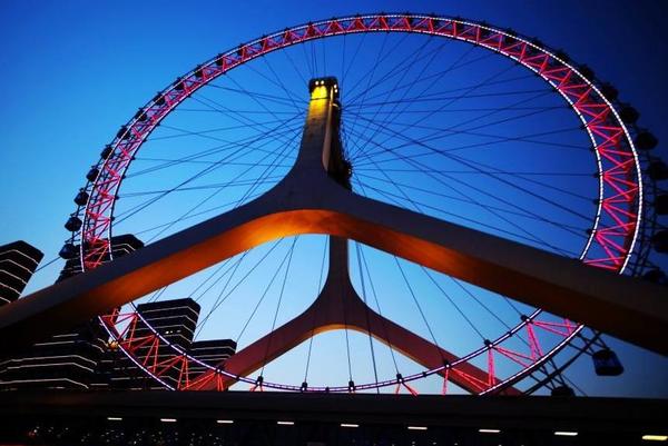 30亿元人民币,主要建设大型游乐场及,包括建设国内最大摩天轮——丝路