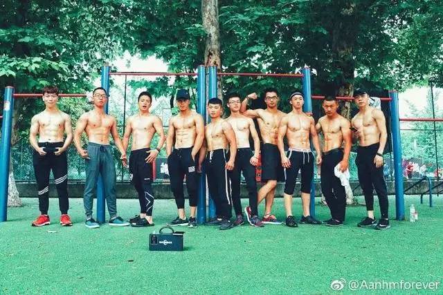 肌筋大学生街头极限健身 秀八块腹肌