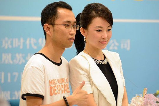 爱软不爱硬的潘晓婷,与各路男合影都对她竖大